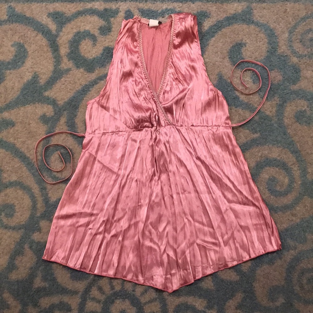 Size Small Cute Accordion/Crinkle Pleated Top 🌸